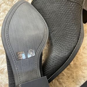 Chinese Laundry- Size 9, Black Snakeskin Booties